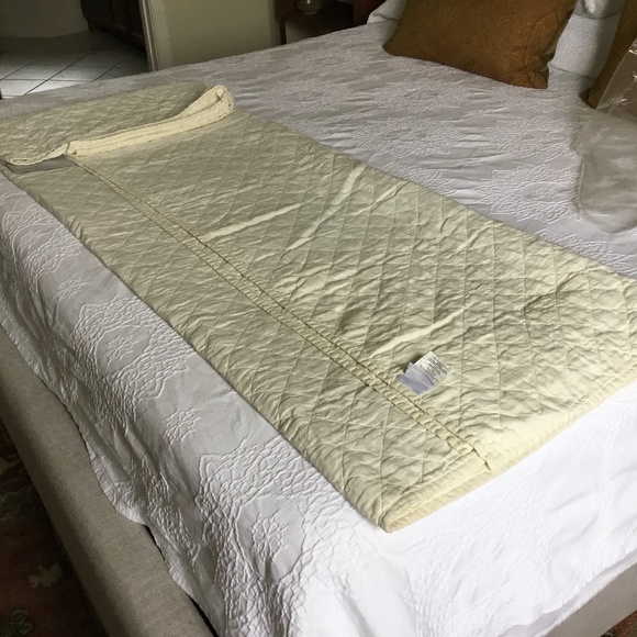 Restoration hardware twin linen quilt - Picture 1 of 3